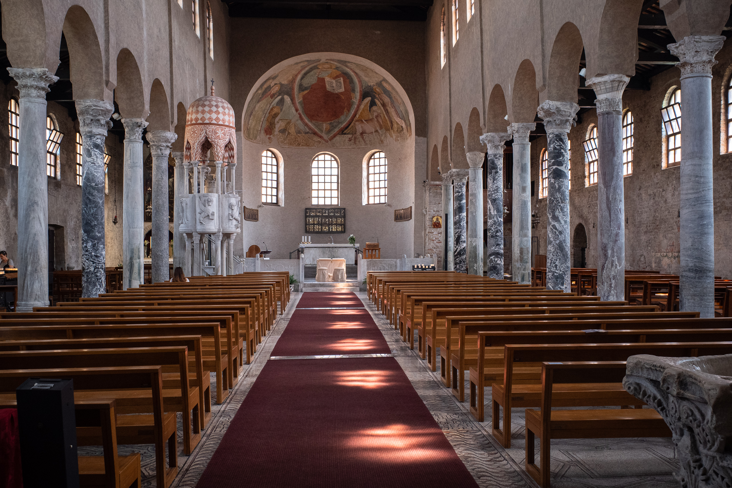 In der Basilika von Grado: Mosaikboden, Ambo und das Fresko der Apsis
